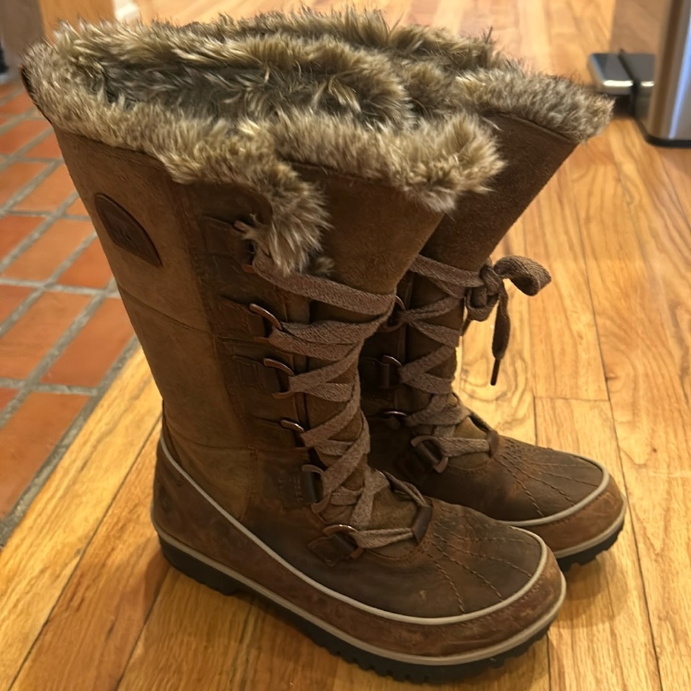 SOREL snow boots! Size 6